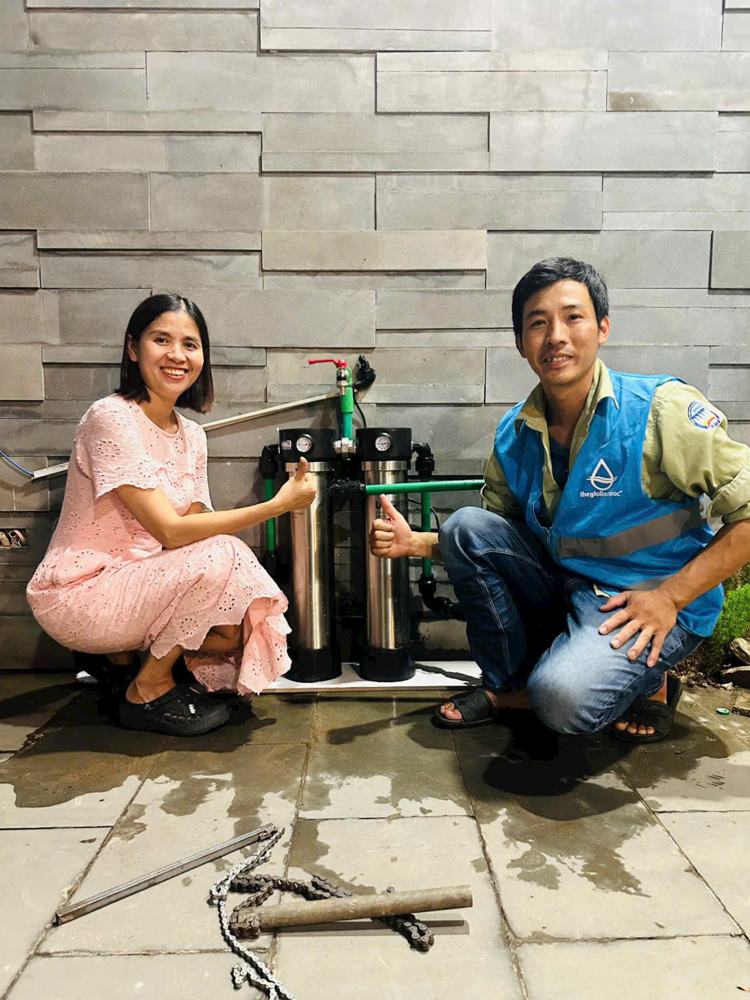 Em cùng thợ kỹ thuật lắp đặt