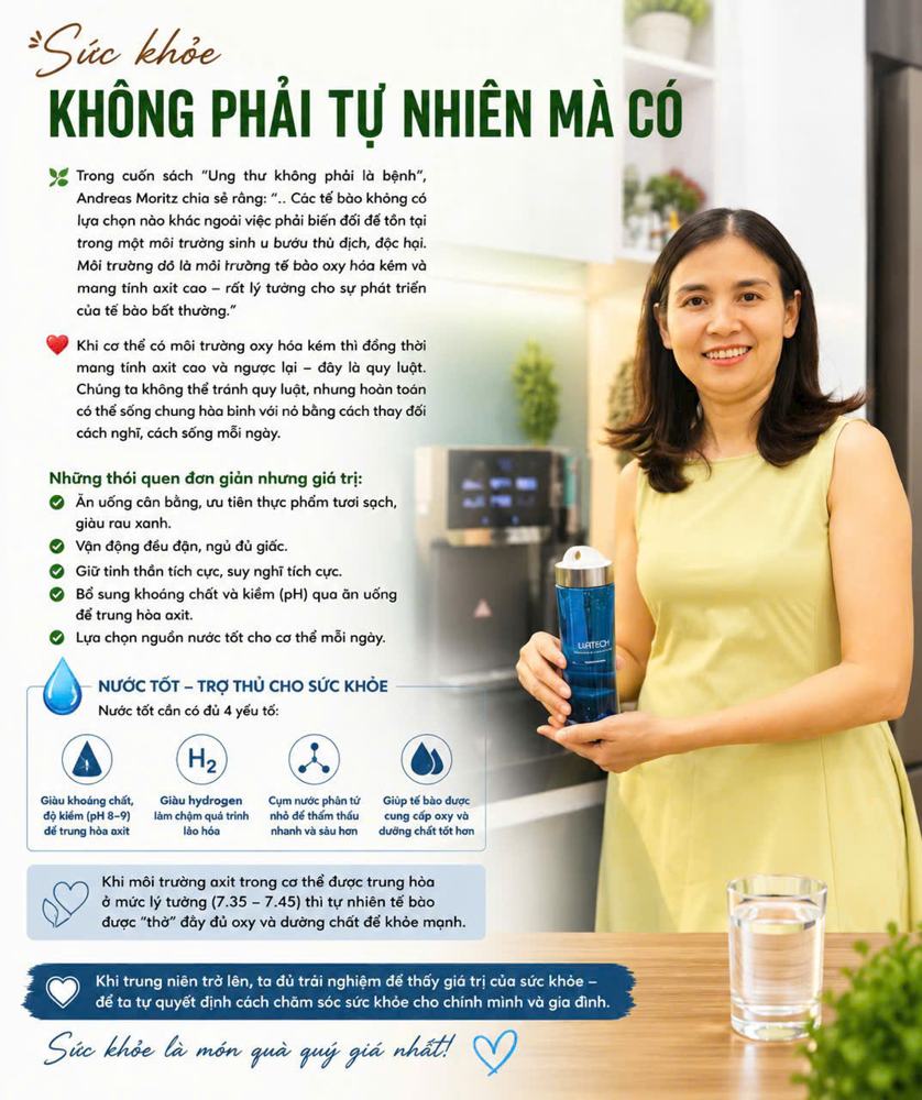 Em Kim Tuyến cầm bình nước